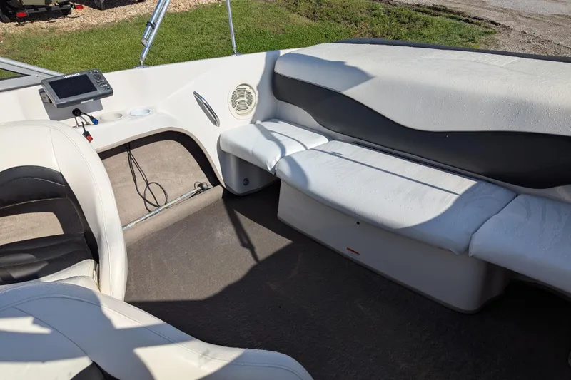 Slide: The Image of 2006 Tahoe Q6 Sport boat interior with seating and control panel. - 17