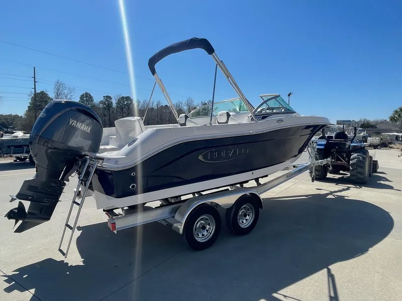 Robalo R207 Dual Console 2025 for Sale | MarineSource