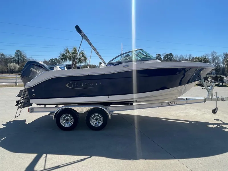 Robalo R207 Dual Console 2025 for Sale | MarineSource