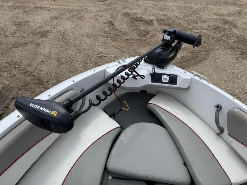 Slide: The Image of Minn Kota PowerDrive motor on 2000 Four Winns 180 Horizon boat interior. - 13