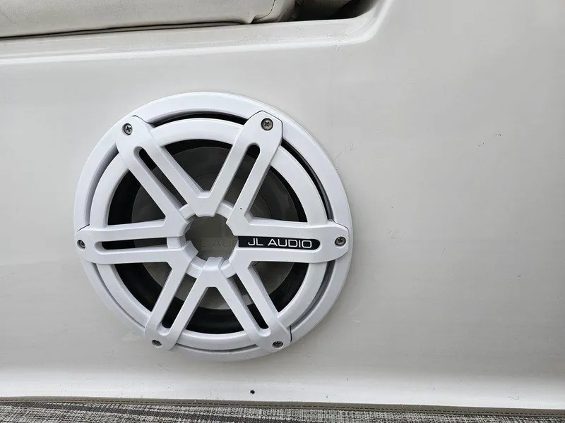 Slide: The Image of White JL Audio speaker on 2006 Four Winns 290 Horizon boat. - 16