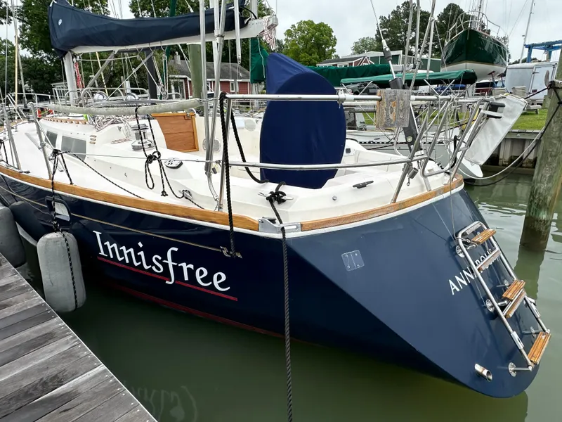 Slide: The Image of 1994 Sabre SABRE 425 sailboat named Innisfree docked at marina. - 12