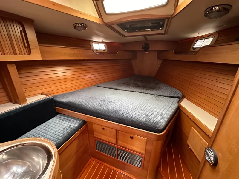 Slide: The Image of 1994 Sabre SABRE 425 yacht cabin with wooden interior and cozy bed. - 6