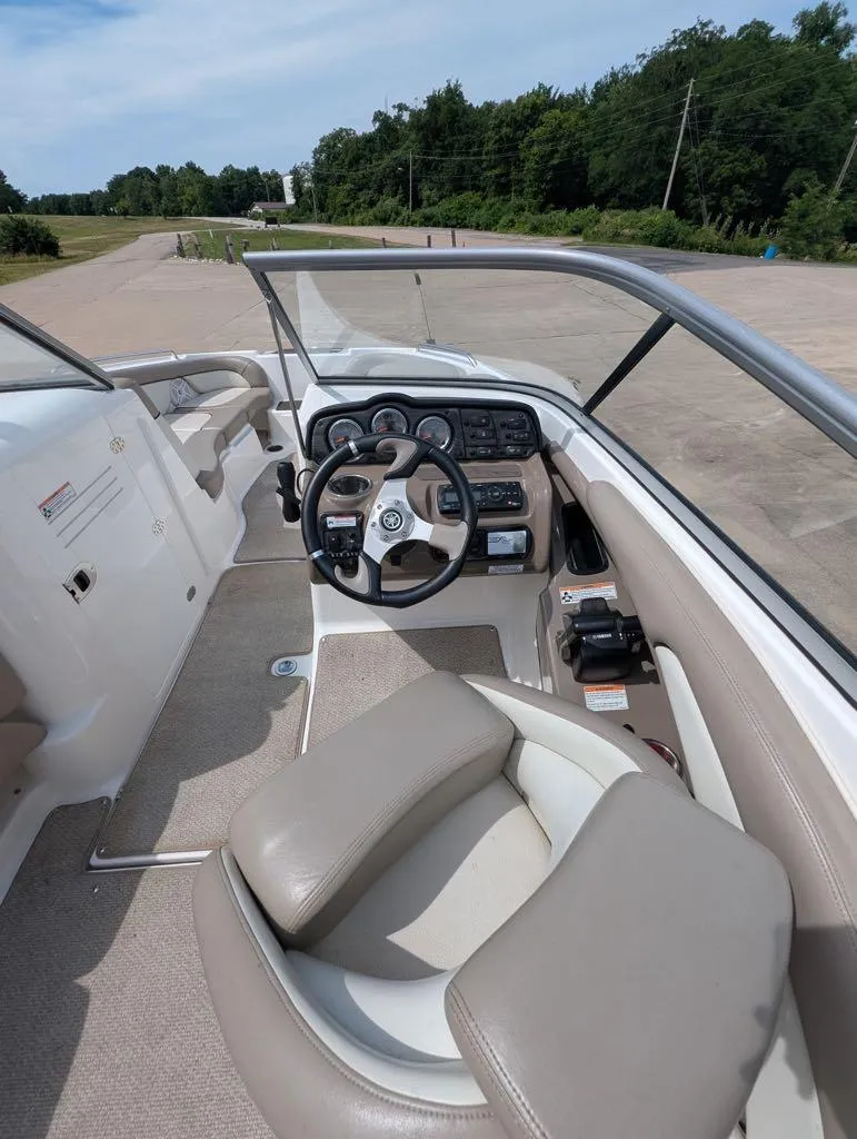 Slide: The Image of Yamaha 242 Limited 2010 - 8