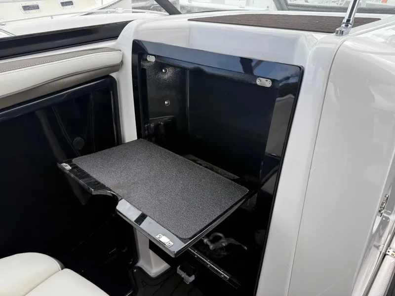 Slide: The Image of 2016 Yamaha Boats 242 Limited S E-Series interior with fold-out table. - 31
