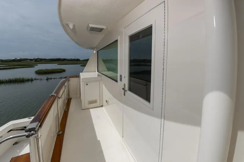 Slide: The Image of Hatteras 70 Cockpit Motoryacht 1991 - 24