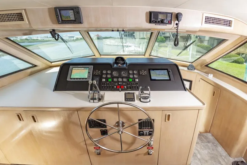 Slide: The Image of Hatteras 70 Cockpit Motoryacht 1991 - 32