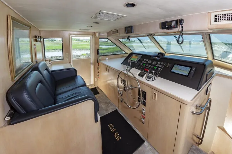 Slide: The Image of Hatteras 70 Cockpit Motoryacht 1991 - 33