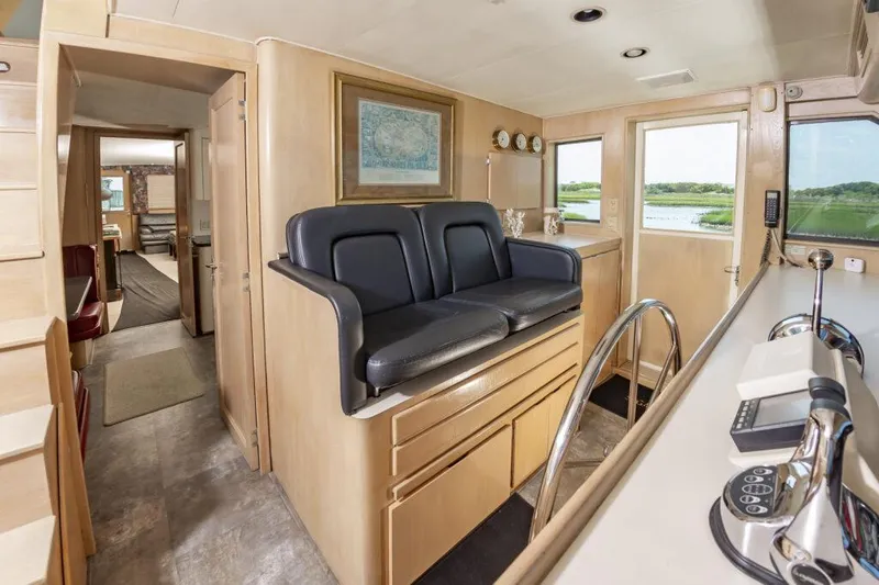 Slide: The Image of Hatteras 70 Cockpit Motoryacht 1991 - 34