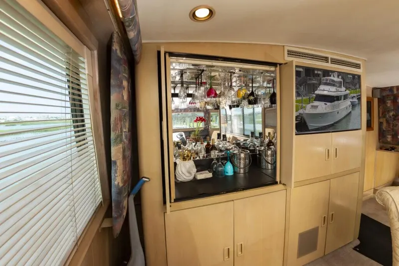 Slide: The Image of Hatteras 70 Cockpit Motoryacht 1991 - 41