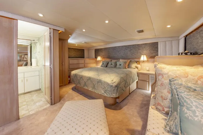 Slide: The Image of Hatteras 70 Cockpit Motoryacht 1991 - 44