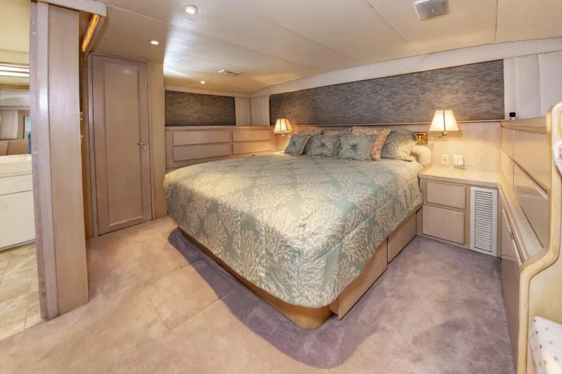 Slide: The Image of Hatteras 70 Cockpit Motoryacht 1991 - 46