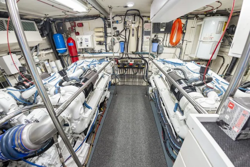 Slide: The Image of Hatteras 70 Cockpit Motoryacht 1991 - 72