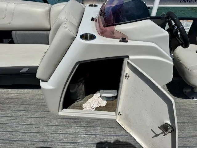 Slide: The Image of 2022 Starcraft CX 25 Q DH pontoon boat with Yamaha engine, rear view. - 10