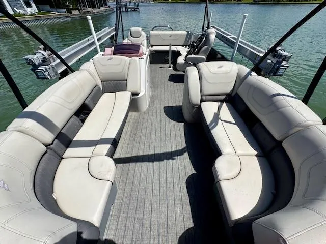 Slide: The Image of 2022 Starcraft CX 25 Q DH pontoon boat on trailer at dealership. - 7