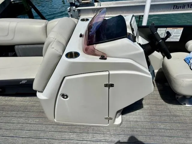 Slide: The Image of 2022 Starcraft CX 25 Q DH boat with Yamaha outboard motor in marina setting. - 9