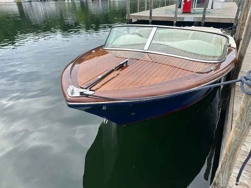 Slide: The Image of 2015 Comitti Venezia 22 boat docked, featuring elegant wooden deck and classic design. - 3