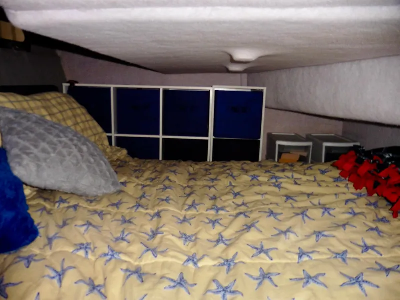 Slide: The Image of Cozy cabin interior of 1992 Bayliner 3288 Motoryacht with starfish-patterned bedding. - 26