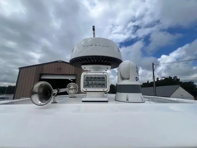 Slide: The Image of Radar and equipment on 2016 Sea Ray 350 SLX boat under cloudy sky. - 15