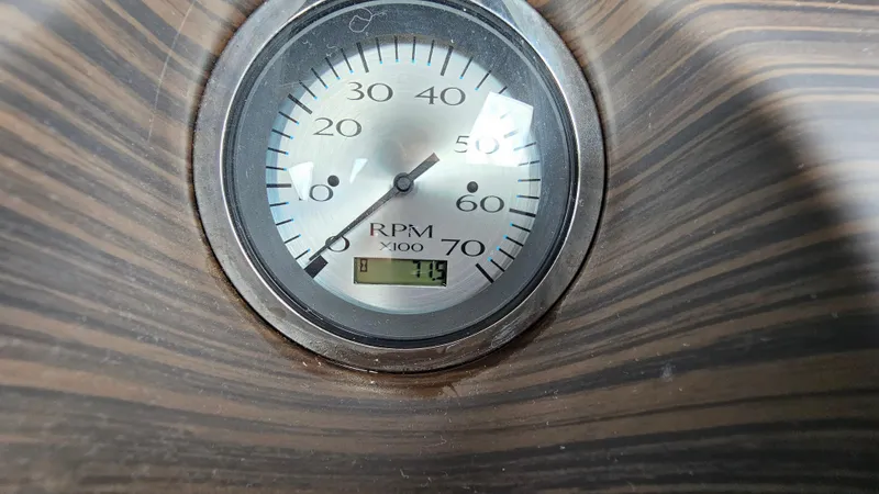 Slide: The Image of RPM gauge on 2021 Bennington L 22 Quad Bench, displaying 470 RPM. - 19
