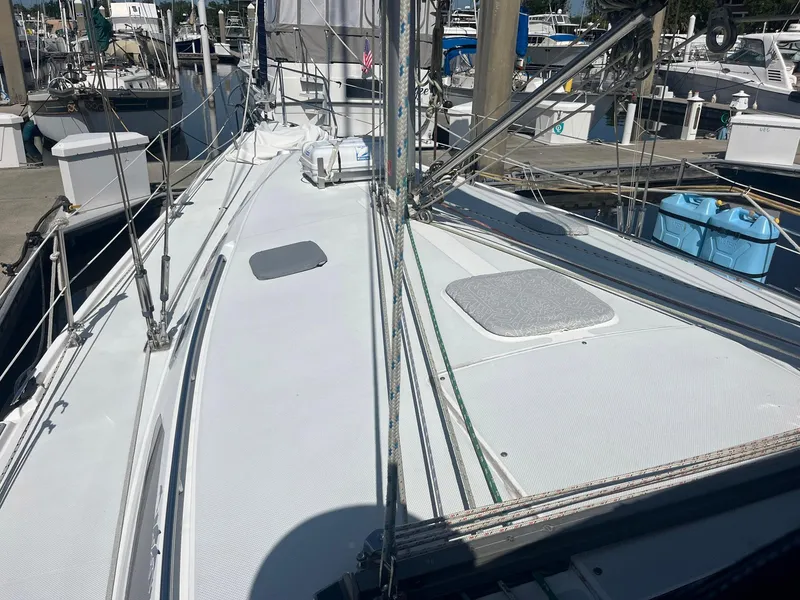 Slide: The Image of Sailboat deck of a 1999 Catalina 42 MkII docked at a marina. - 30