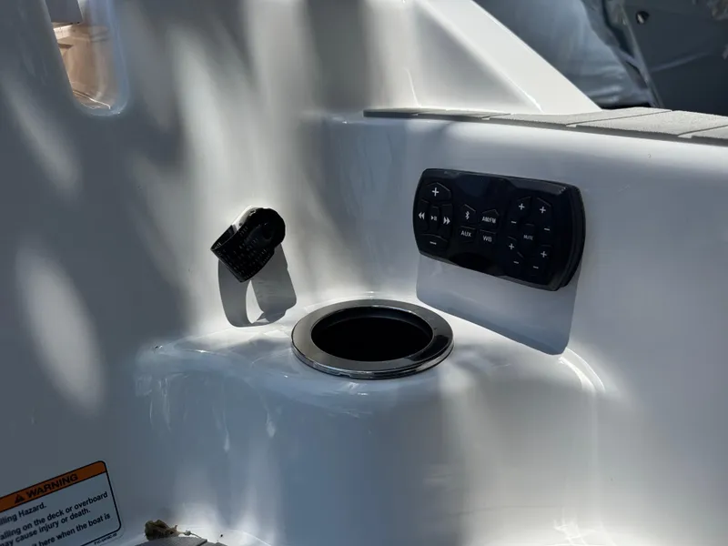 Slide: The Image of Control panel and cup holder on 2025 Yamaha Boats AR250. - 30