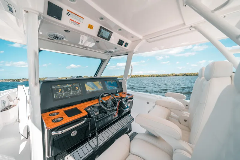 Slide: The Image of Everglades 395 Center Console 2022 - 51