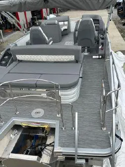 Slide: The Image of Bennington 24 LX Swingback 2023 - 3