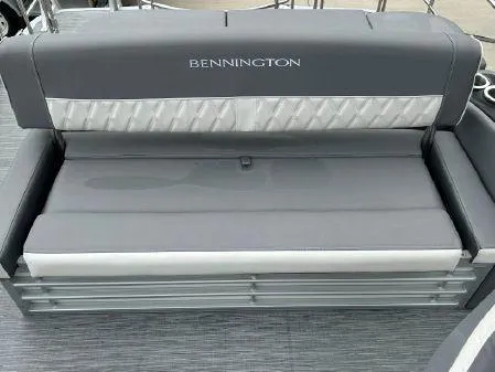 Slide: The Image of Bennington 24 LX Swingback 2023 - 4