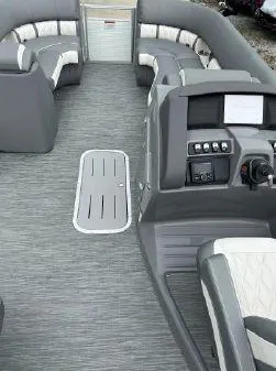 Slide: The Image of Bennington 24 LX Swingback 2023 - 5