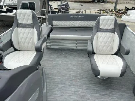 Slide: The Image of Bennington 24 LX Swingback 2023 - 6