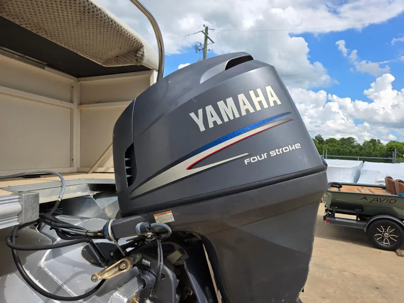 Slide: The Image of Yamaha four-stroke outboard motor on 2008 Starcraft Elite 226 RE CR boat. - 16