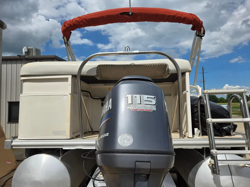 Slide: The Image of 2008 Starcraft Elite 226 RE CR pontoon boat with Yamaha 115 Four Stroke engine. - 17