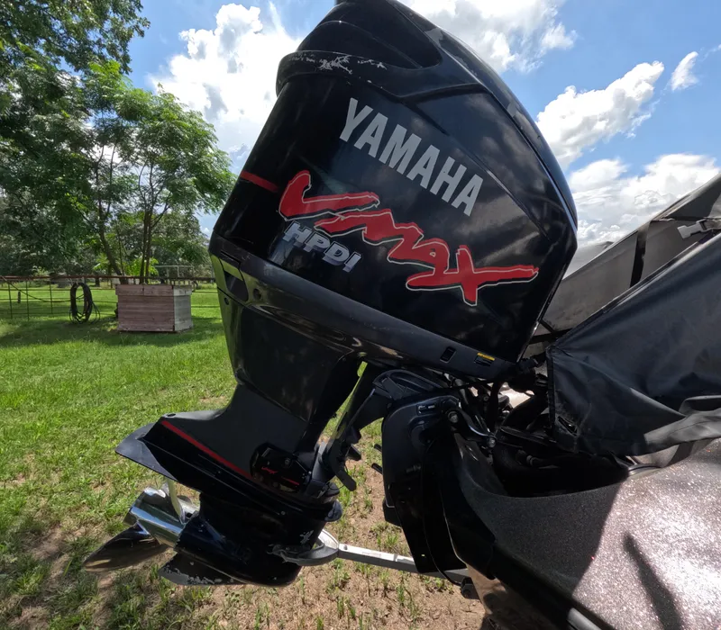 Slide: The Image of 2006 Ranger 521DVX Comanche with Yamaha VMAX HPDI outboard motor in a grassy area. - 7