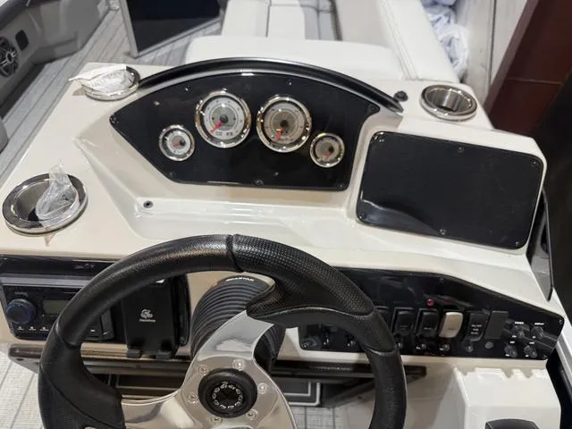 Slide: The Image of SunCatcher Select 322RC W/Yamaha 150 "SHO" No Trailer 2025 - 13