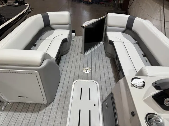 Slide: The Image of SunCatcher Select 322RC W/Yamaha 150 "SHO" No Trailer 2025 - 14