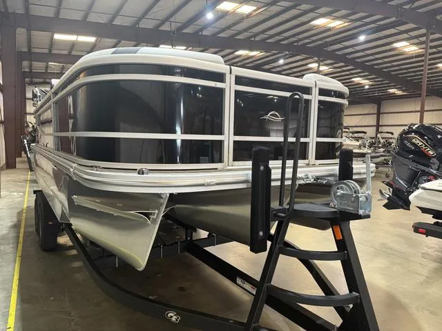 Slide: The Image of SunCatcher Select 322RC W/Yamaha 150 "SHO" No Trailer 2025 - 3