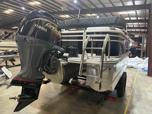 Slide: The Image of SunCatcher Select 322RC W/Yamaha 150 "SHO" No Trailer 2025 - 4