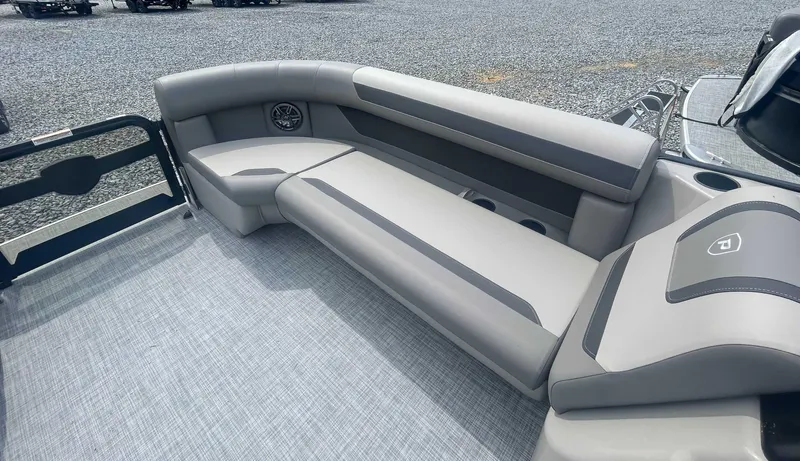 Slide: The Image of Premier 200 Sunscape RL 2025 - 10