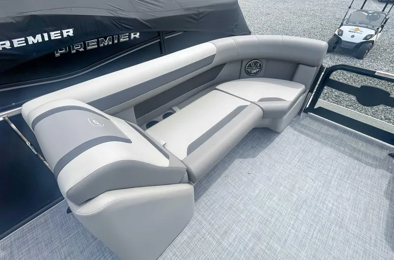 Slide: The Image of Premier 200 Sunscape RL 2025 - 11