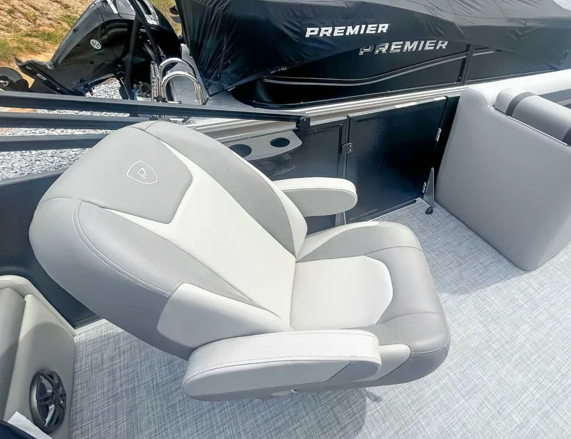 Slide: The Image of Premier 200 Sunscape RL 2025 - 14