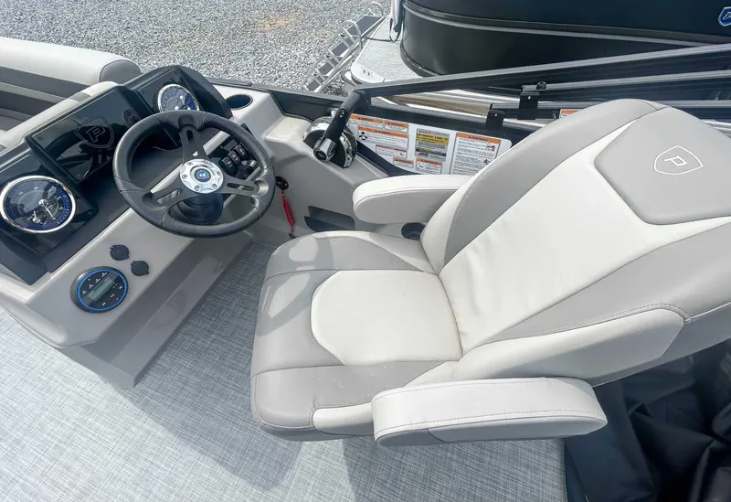 Slide: The Image of Premier 200 Sunscape RL 2025 - 15