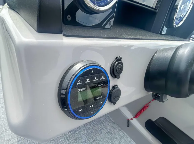 Slide: The Image of Premier 200 Sunscape RL 2025 - 17