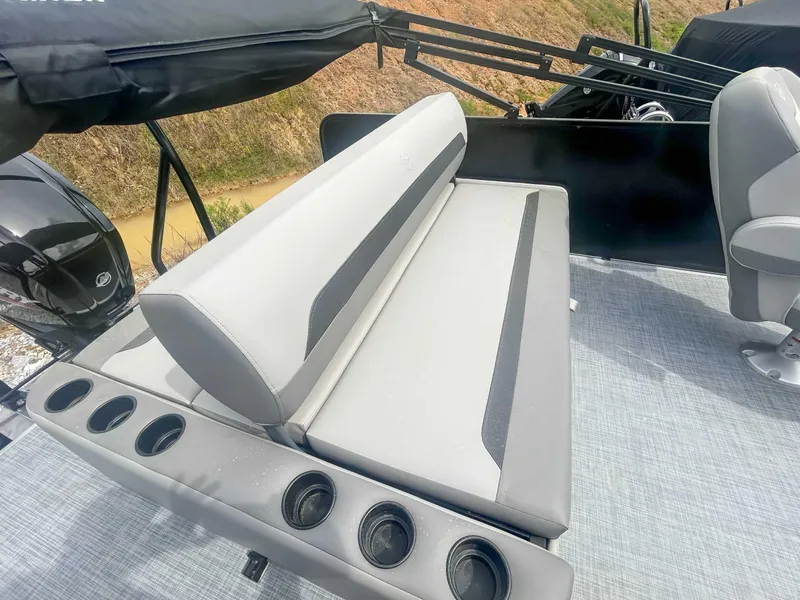 Slide: The Image of Premier 200 Sunscape RL 2025 - 18