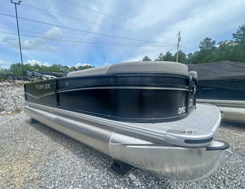 Slide: The Image of Premier 200 Sunscape RL 2025 - 3