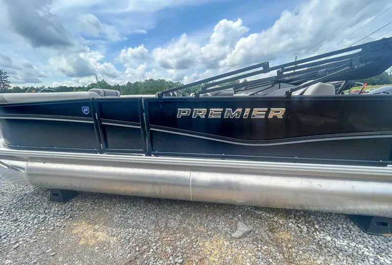 Slide: The Image of Premier 200 Sunscape RL 2025 - 6