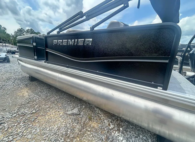 Slide: The Image of Premier 200 Sunscape RL 2025 - 7