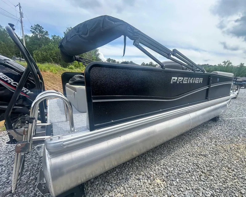 Slide: The Image of Premier 200 Sunscape RL 2025 - 8