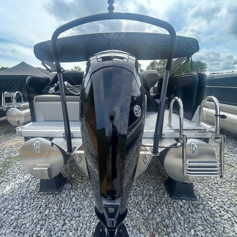 Slide: The Image of Premier 200 Sunscape RL 2025 - 9