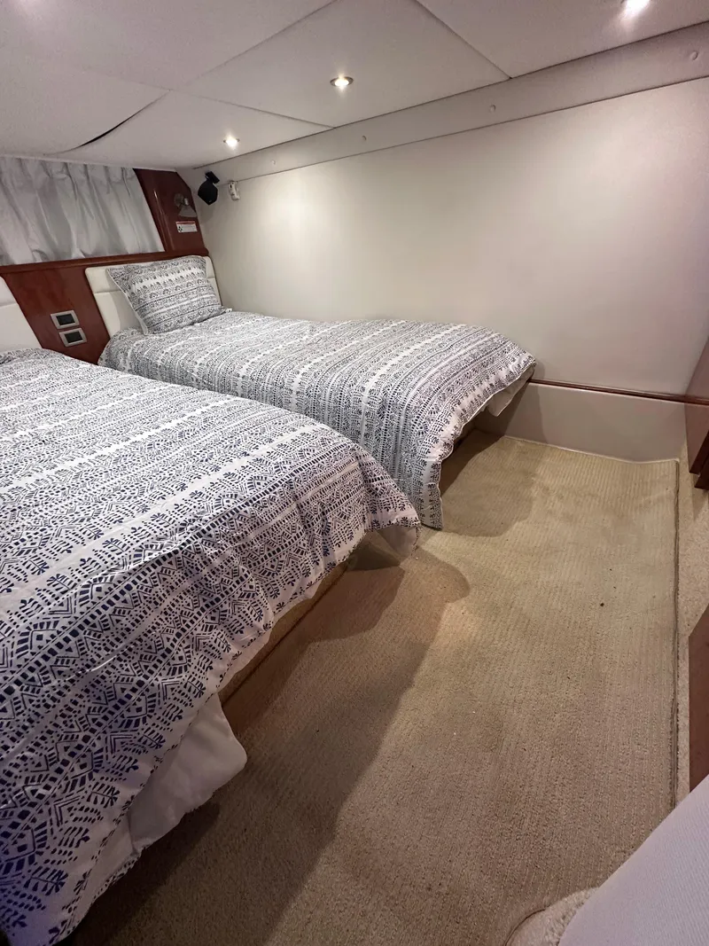 Slide: The Image of Interior of 2008 Four Winns V458 yacht with twin beds and patterned bedding. - 28
